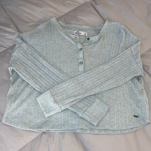 Lightweight cropped sweater from Hollister! Size small and perfect for fall!